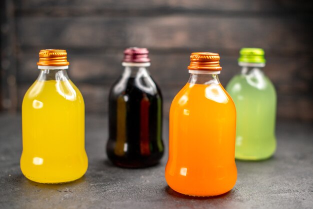 Vue de face jus de fruits colorés en bouteilles