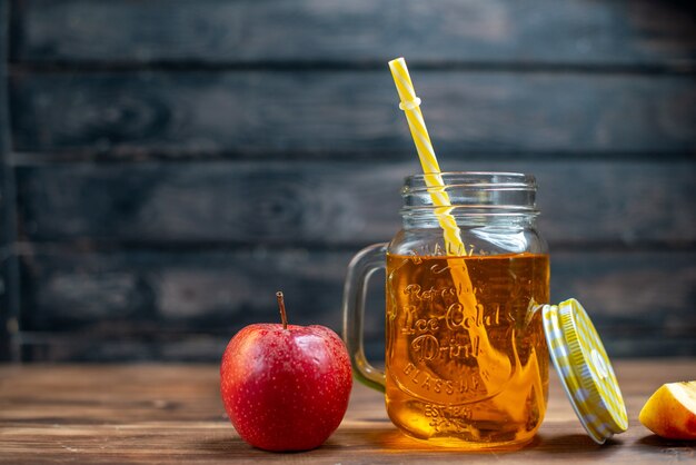 Vue de face jus de pomme frais à l'intérieur de la boîte avec des pommes fraîches sur le bar noir boisson aux fruits photo cocktail couleur