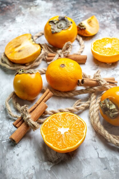 Vue de face des kakis frais à l'orange sur table lumineuse