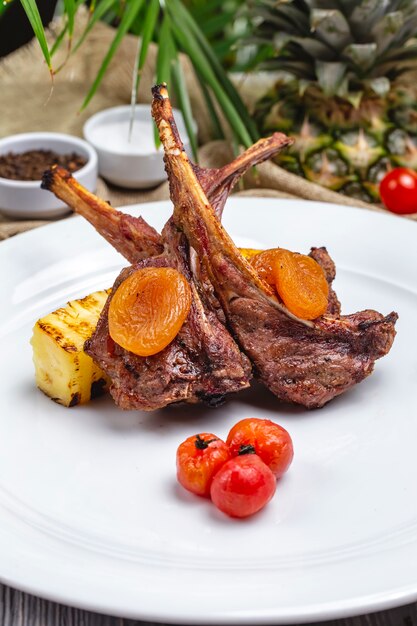 Vue de face Kebab de côtes d'agneau aux abricots secs et tomates cerises