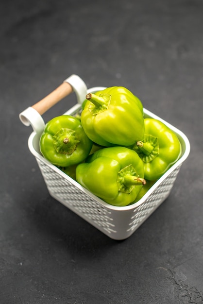 Vue de face de légumes épicés de poivrons verts sur fond sombre