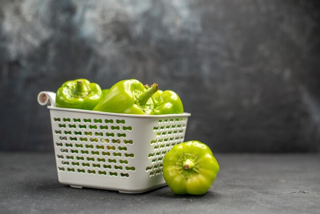 Vue de face de légumes épicés de poivrons verts sur fond sombre