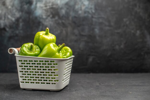 Vue de face de légumes épicés de poivrons verts sur fond sombre