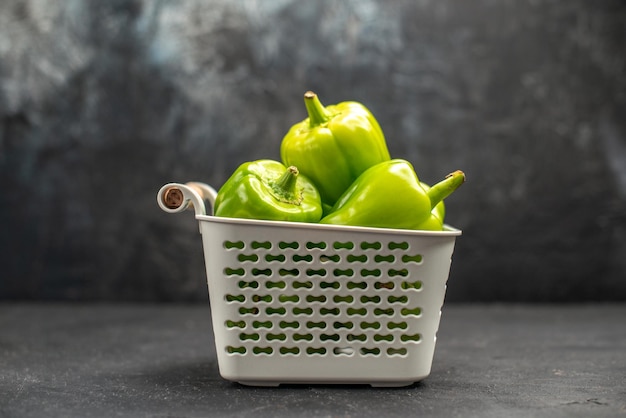 Vue de face de légumes épicés de poivrons verts sur fond sombre