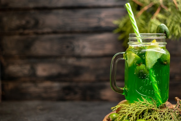 Vue de face limonade avec feijoa et pipette de citron sur planche de bois feijoas en surface