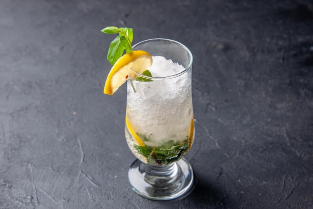 Vue de face limonade fraîche fraîche avec glace et citron sur fond gris eau de fruits cocktail boisson couleur bar jus froid