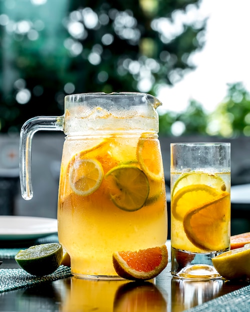 Vue de face limonade vivifiante au citron vert et orange