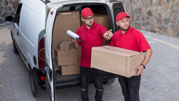 Photo gratuite vue de face des livreurs au concept d'emploi