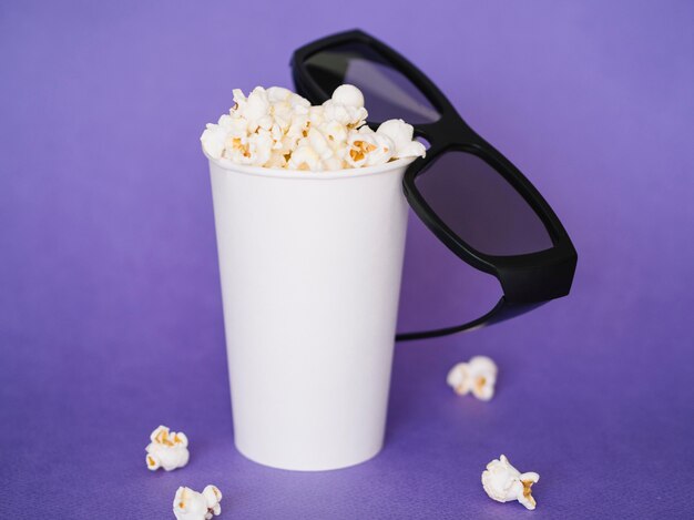 Vue de face lunettes 3D avec boîte de pop-corn