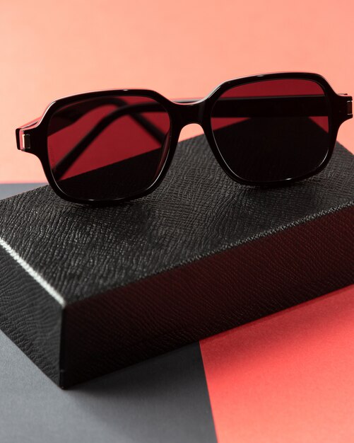 Une vue de face des lunettes de soleil noires modernes sur le rose-foncé