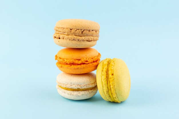 Une vue de face macarons français colorés délicieux et cuits au four