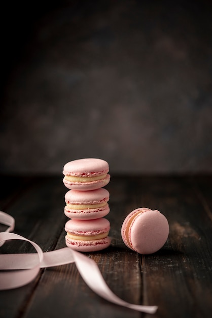 Photo gratuite vue de face des macarons avec ruban et espace copie