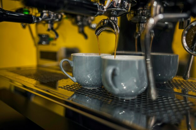 Vue de face de la machine à café avec des tasses