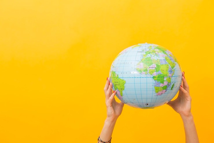 Photo gratuit vue de face des mains tenant le globe avec espace copie