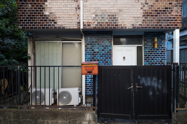 Vue de face maison abandonnée avec clôture