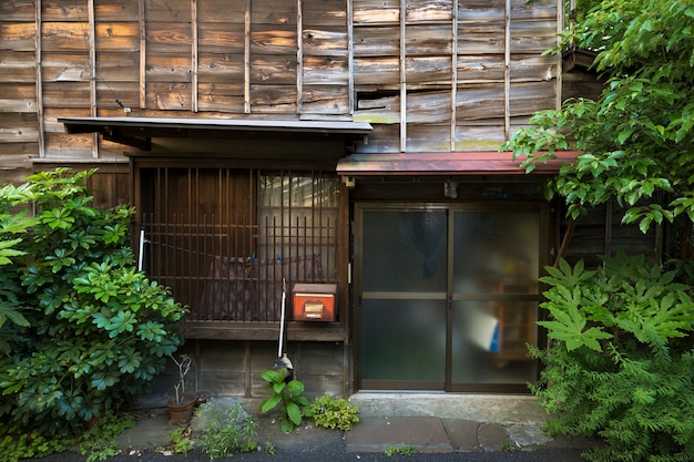 Vue de face maison abandonnée et plantes vertes