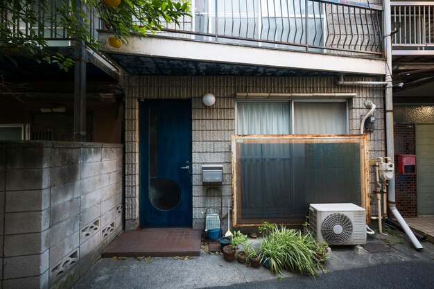 Vue de face maison abandonnée avec porte bleue