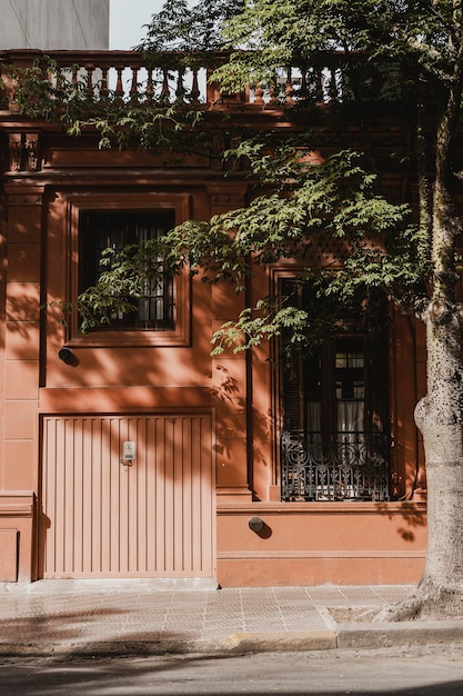 Vue de face de la maison d'habitation dans la ville