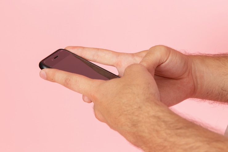 Photo gratuit une vue de face mâle à l'aide de la couleur du corps de l'appareil téléphonique humain