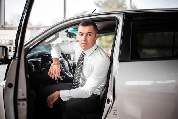 Vue de face mâle à l'intérieur de la voiture avec la porte ouverte