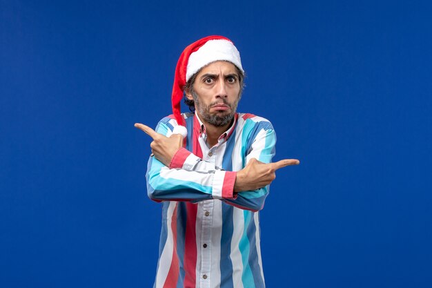 Vue de face mâle régulier avec bonnet de noël rouge, vacances de noël noël