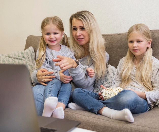 Vue de face de maman et filles avec technologie