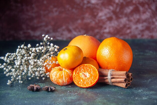 Vue de face mandarines fraîches sur fond sombre agrumes agrumes jus mûr goût d'arbre couleur douce