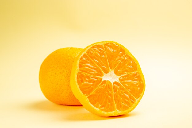 Vue de face mandarines fraîches sur tableau blanc
