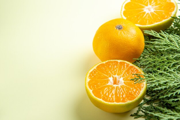 Vue de face mandarines fraîches sur tableau blanc