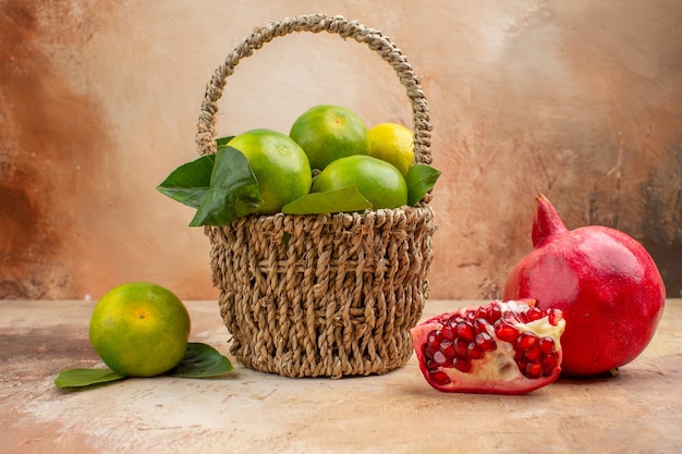 Photo gratuite vue de face de mandarines vertes fraîches à l'intérieur du panier sur fond clair, couleur de la photo, jus de fruits moelleux