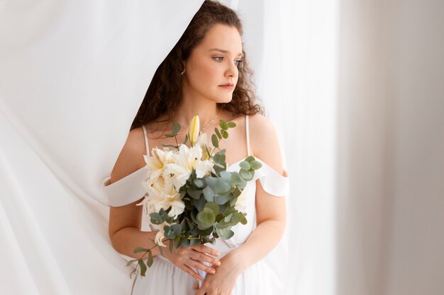 Vue de face mariée posant à l'intérieur