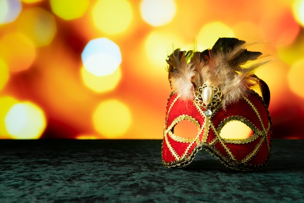 Photo gratuite vue de face d'un masque de carnaval