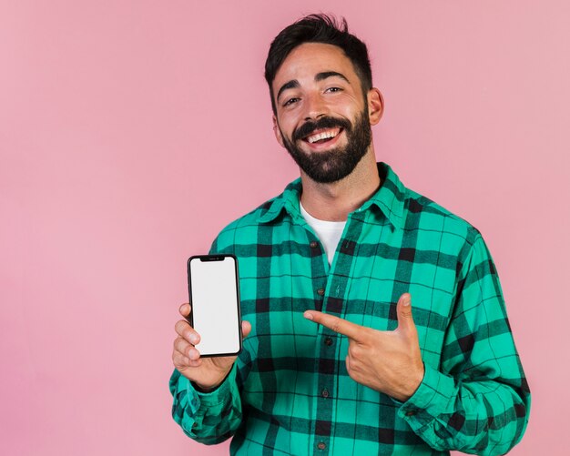 Vue de face mec pointant vers le téléphone