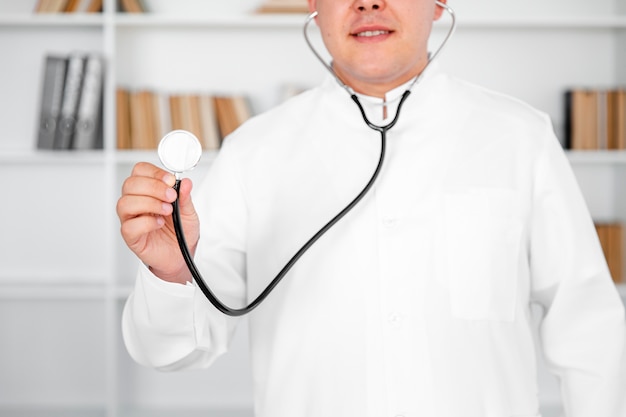 Photo gratuite vue de face d'un médecin à l'aide d'un stéthoscope