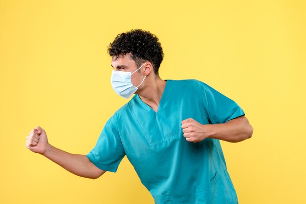 Vue de face d'un médecin Un médecin au masque parle de la pandémie de coronavirus