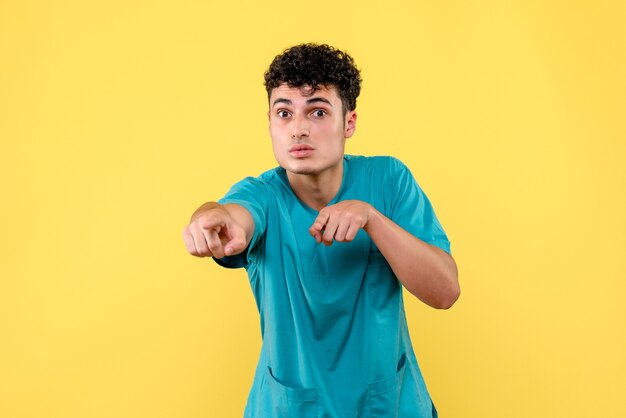 Vue de face le médecin le médecin est surpris que les gens ne gardent pas la distance sociale