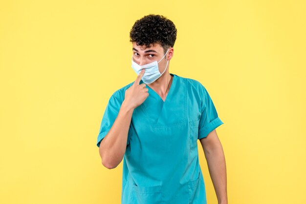 Vue de face médecin le médecin en masque exhorte à porter des masques