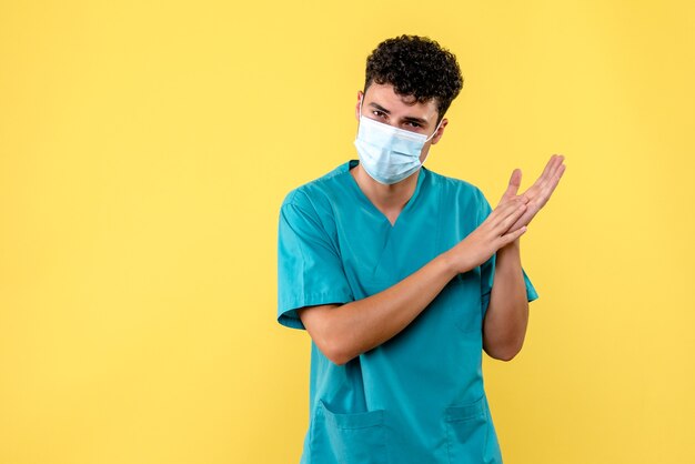 Vue De Face Médecin Le Médecin En Masque Parle De Lavage Des Mains