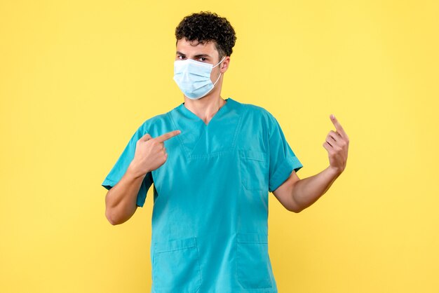 Vue de face médecin le médecin en masque se montre