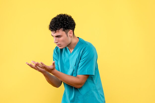 Vue de face médecin un médecin regarde les mains