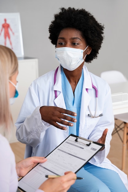 Photo gratuite vue de face médecin noir portant un masque facial