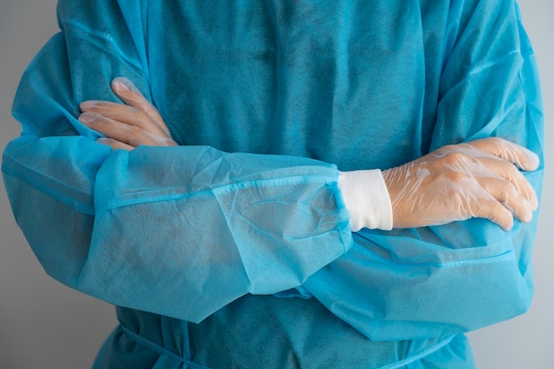 Vue de face médecin portant une blouse médicale