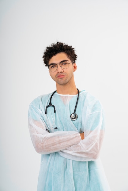 Photo gratuite vue de face médecin portant une blouse médicale