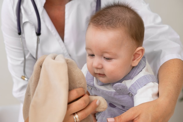 Photo gratuite vue de face médecin tenant bébé