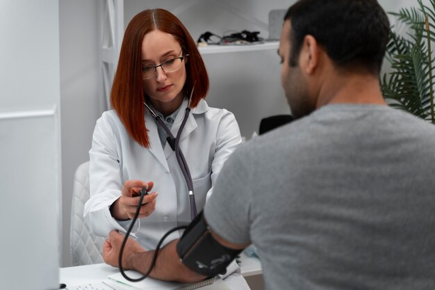 Vue de face médecin travaillant à la clinique