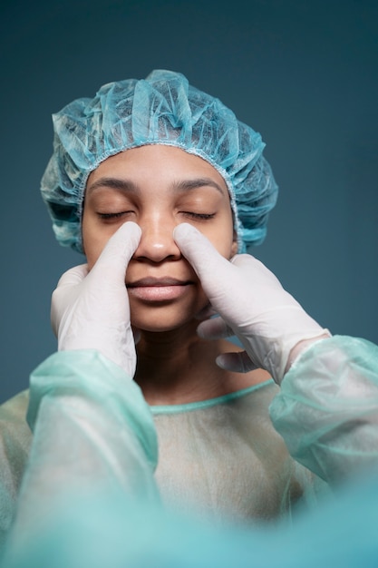 Vue de face médecin vérifiant le nez du patient