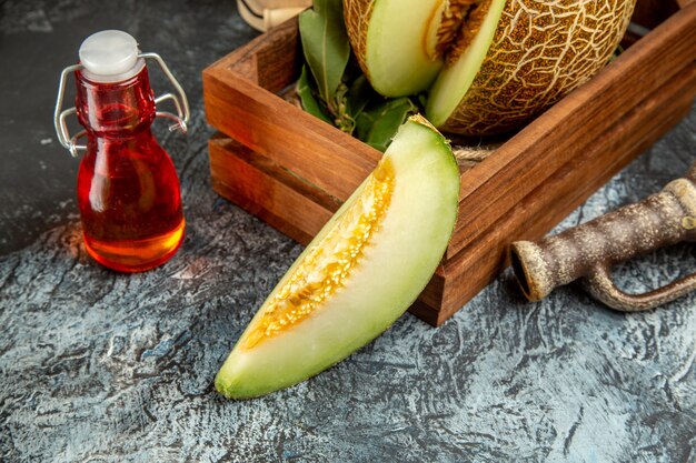 Vue de face de melon frais en tranches sur fond sombre-clair