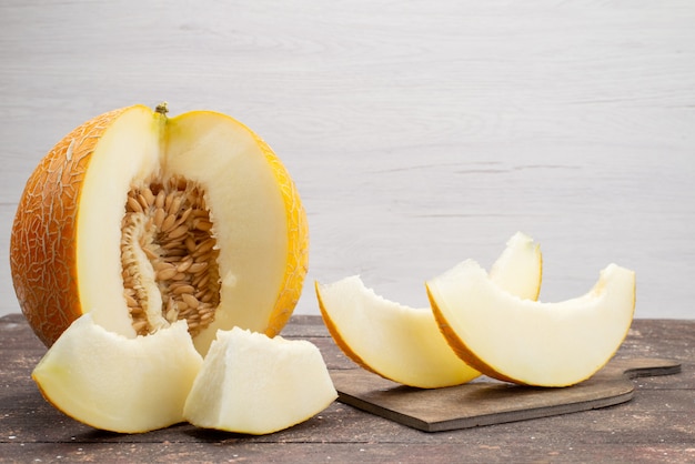 Photo gratuite vue de face melon moelleux en tranches et tout doux sur gris, fruits frais d'été doux