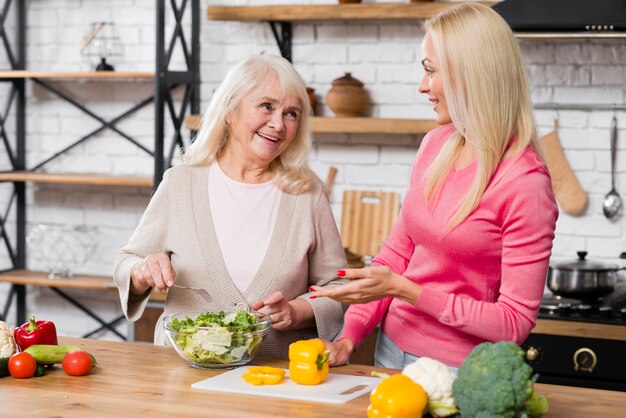 Vue de face de la mère et de la fille discutant dans la cuisine