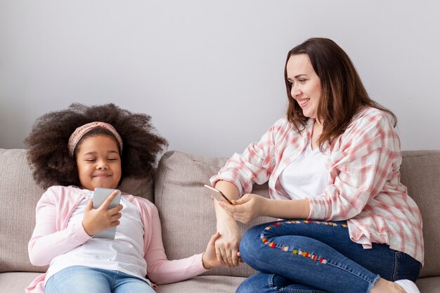 Photo gratuite vue de face mère et fille ensemble à la maison